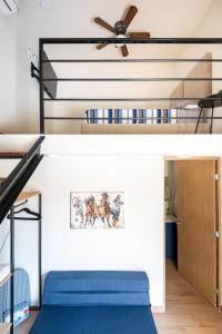 2 stapelbedden in een kamer met een plafondventilator bij Hacienda Tapia in Monterrey