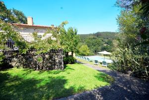 ein Haus mit einem Garten und einem Pool in der Unterkunft Ferienhaus für 10 Personen in Cossourado, Regio Norte Minho in Linhares