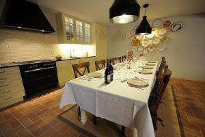 eine Küche mit einem Tisch mit einer weißen Tischdecke in der Unterkunft Ferienhaus für 10 Personen in Cossourado, Regio Norte Minho in Linhares + 16 Fotos