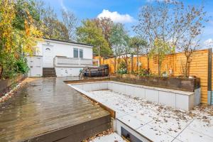 Zahrada ubytování NEW Spacious House North London 8 Guests Wi-Fi