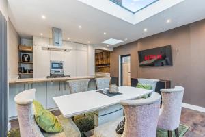Kuchyň nebo kuchyňský kout v ubytování NEW Spacious House North London 8 Guests Wi-Fi