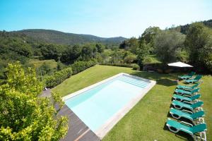 einen Außenpool mit Liegestühlen und einer Liegewiese in der Unterkunft Ferienhaus für 10 Personen in Cossourado, Regio Norte Minho in Linhares