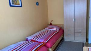 zwei Einzelbetten in einem Zimmer mit Schrank in der Unterkunft Ferienwohnung Landmannsruh in Lubmin