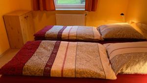 zwei Betten nebeneinander in einem Zimmer in der Unterkunft Ferienwohnung Landmannsruh in Lubmin