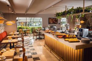 波哥大Hotel Morrison Zona Rosa的有摆放着食物的柜台的餐馆