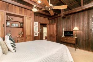 TV a/nebo společenská místnost v ubytování Beekman Place - 3b3b, Full Kitchen, Washer & Dryer, Walk to Historic Downtown