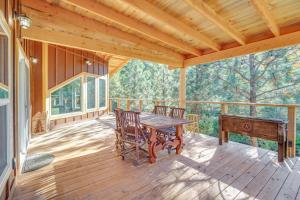 een veranda met een houten tafel en stoelen erop bij Riverfront Relaxation Secluded Jacksonville Home in Buncom