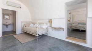 1 dormitorio con 2 camas y lavamanos. en BALiPALAZEVILLA, en Tanah Lot