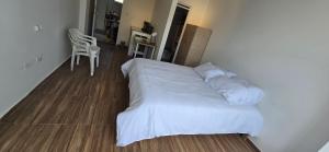 Giường trong phòng chung tại Increíble apartaestudio centro de Pitalito