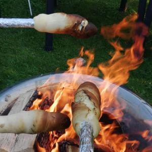 un hot-dog en feu sur un gril dans l'établissement Schöne Ferienwohnung In Oberwaldbach, à Burtenbach 1 autre photo