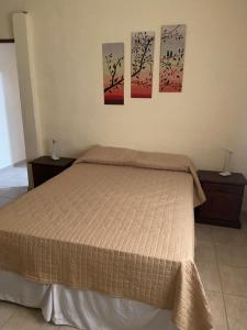 En eller flere senge i et værelse på Maru