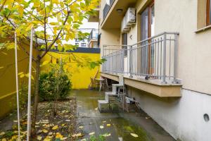 - Balcón de un edificio con mesa y sillas en Elegant Central Stay - Targul de Craciun Craiova, en Craiova