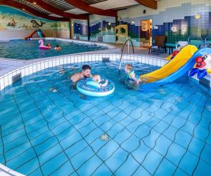 Piscina de la sau aproape de Chalet Meerwijck, Strand 23 +44 fotografii