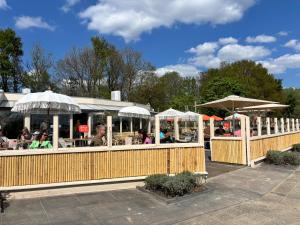 Un restaurant sau alt loc unde se poate mânca la Chalet Meerwijck, Strand 23