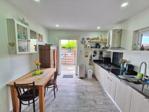 Η κουζίνα ή μικρή κουζίνα στο Safir Suite