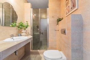 une salle de bains avec douche, toilettes et lavabo dans l'établissement P20 apartament, à Sztutowo 4 autres photos