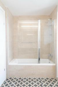 Ένα μπάνιο στο O&O Group Luxury Tower 4BR Panoramic Sea Views