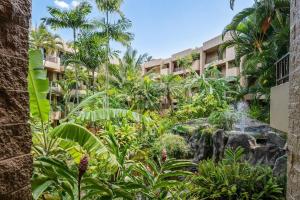 Κήπος έξω από το Paki Maui 217 · PM 217 Cozy 1BR Oceanfront Condo w Pool