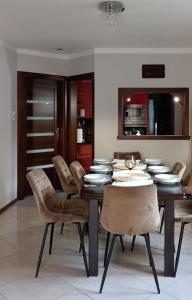 ein Esszimmer mit Tisch und Stühlen in der Unterkunft Leśny Domek in Piłka