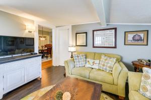 Χώρος καθιστικού στο 7 Mi to Sprewell Bluff Park Home with Patio and Yard!