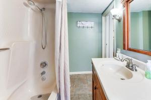 Ένα μπάνιο στο 7 Mi to Sprewell Bluff Park Home with Patio and Yard! +18 φωτογραφίες