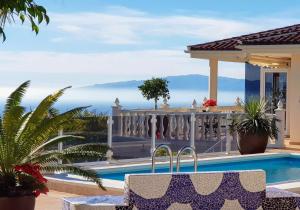 Bazén v ubytování Luxusvilla Mit Fantastischem Meerblick nebo v jeho okolí