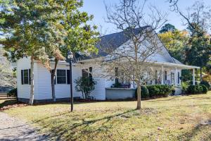 Το κτήριο όπου στεγάζεται  η παραθεριστική κατοικία