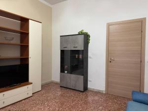 einen schwarzen Kühlschrank im Wohnzimmer neben einer Tür in der Unterkunft La Casa del Corso in Cassino