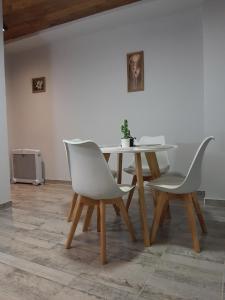 deux chaises blanches et une table et une table et une table dans l'établissement Cafayate Suite, à Cafayate