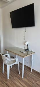 Μια τηλεόραση ή/και κέντρο ψυχαγωγίας στο Central y acogedor apartaestudio en Pitalito