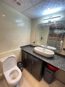 ein Badezimmer mit einer weißen Toilette und einem Waschbecken in der Unterkunft Florenza Khamsin Resort in Hurghada