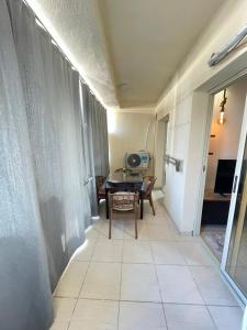 einen Flur mit einem Tisch und einem Esszimmer in der Unterkunft Florenza Khamsin Resort in Hurghada + 152 Fotos
