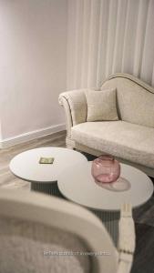 un soggiorno con un divano e un tavolo di Hotel Donia Sfax a Sfax