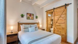 una camera con un grande letto e una porta in legno di Cozy Tahoe Townhome w Fireplace Balcony Quick Access to Trails Lake Cubana - Dollar Hill by AvantStay a Lake Forest