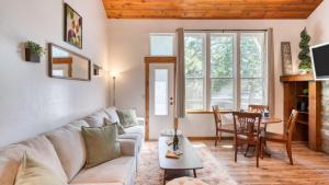 un soggiorno con un divano e un tavolo di Cozy Tahoe Townhome w Fireplace Balcony Quick Access to Trails Lake Cubana - Dollar Hill by AvantStay a Lake Forest
