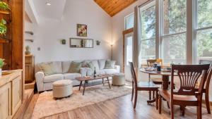 un soggiorno con un divano e un tavolo di Cozy Tahoe Townhome w Fireplace Balcony Quick Access to Trails Lake Cubana - Dollar Hill by AvantStay a Lake Forest