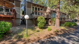 una casa con un portico e un albero di Cozy Tahoe Townhome w Fireplace Balcony Quick Access to Trails Lake Cubana - Dollar Hill by AvantStay a Lake Forest