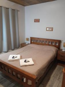 une chambre avec un lit avec deux serviettes dessus dans l'établissement Cafayate Suite, à Cafayate 3 autres photos