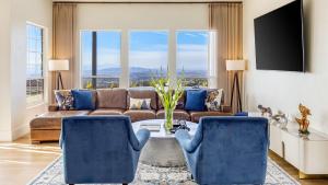 Istumisnurk majutusasutuses Temecula Stay w Pool Movie Room Sauna Tennis Court Panoramic Valley Views Via de Oro Estate by Avantstay