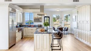 Köök või kööginurk majutusasutuses Temecula Stay w Pool Movie Room Sauna Tennis Court Panoramic Valley Views Via de Oro Estate by Avantstay