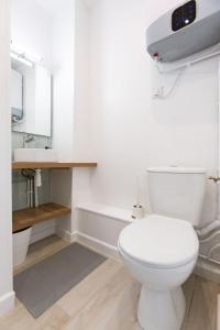 Koupelna v ubytování Appartement avec jardin et parking Melun centre + 18 fotografií