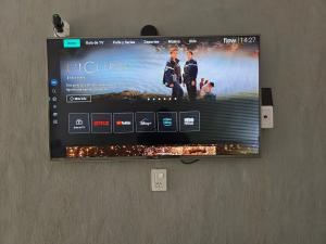 Televiisor ja/või meelelahutuskeskus majutusasutuses Casa con Pileta, Parrilla y Acceso con Rampa