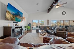 Televiisor ja/või meelelahutuskeskus majutusasutuses Near Disney Tmorrows Grand Getaway with Dock!