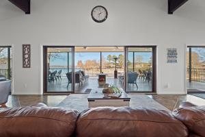 Istumisnurk majutusasutuses Near Disney Tmorrows Grand Getaway with Dock!