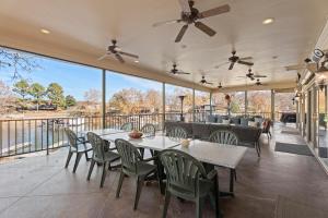 Restoran või mõni muu söögikoht majutusasutuses Near Disney Tmorrows Grand Getaway with Dock!