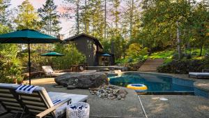 Bazén v ubytování Sonoma Escape with Pool Sauna Hammock Lounge Easy Access to Wineries and Dining Fable Sonoma by AvantStay nebo v jeho okolí