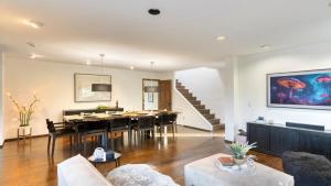 Posezení v ubytování Sonoma Escape with Pool Sauna Hammock Lounge Easy Access to Wineries and Dining Fable Sonoma by AvantStay