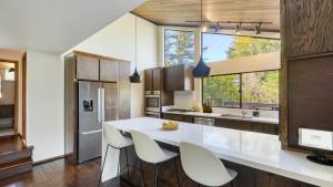 Kuchyň nebo kuchyňský kout v ubytování Sonoma Escape with Pool Sauna Hammock Lounge Easy Access to Wineries and Dining Fable Sonoma by AvantStay