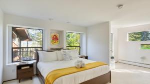 Postel nebo postele na pokoji v ubytování Sonoma Escape with Pool Sauna Hammock Lounge Easy Access to Wineries and Dining Fable Sonoma by AvantStay + 34 fotografií