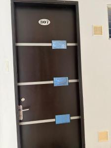 une porte marron avec des panneaux dessus dans une pièce dans l'établissement Bonito apto en el corazon de Yopal, à Bogotá